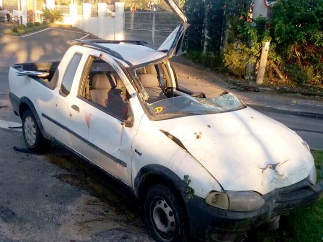 Motorista Perde Controle Da Dire O E Carro Capota No Bairro Itaici