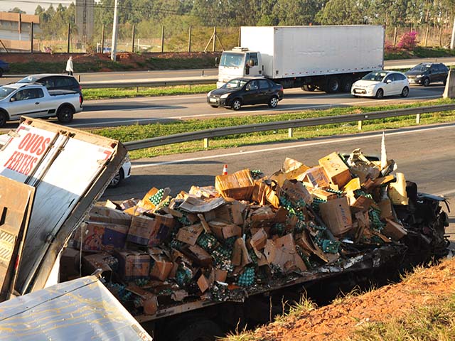 Acidente entre carreta e caminhão interdita faixa da Rodovia Santos