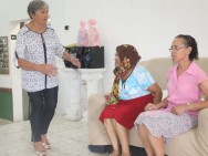 Grupo de idosas encena peça sobre prevenção do câncer de mama