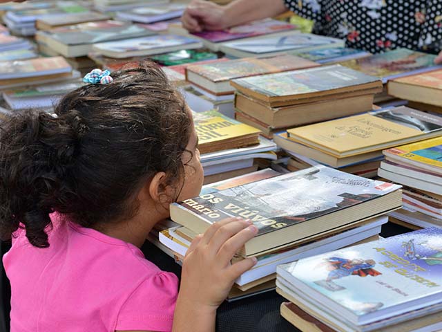 Feira De Troca De Livro Realizada Pela Prefeitura Atrai P Blico De