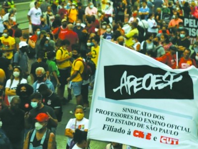 Professores estaduais protestam contra projeto de lei