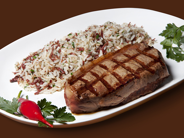 Prato que será servido no jantar, arroz carreteiro e bife de chorizo