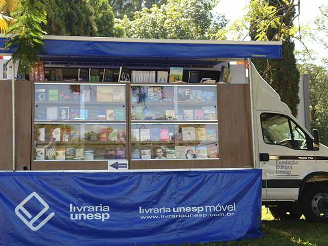 Loja leva à cidade cerca de três mil livros de gêneros variados