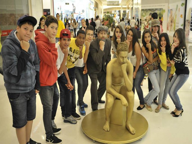 Público interage com os artistas que interpretavam o escultor Rodin e  a estátua O Pensador