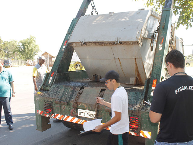 Prefeitura de Sumaré realiza blitz na Região do Jardim Maria Antonia para coibir derramamento de chorume por caminhões
