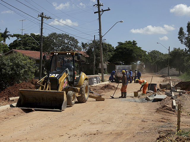 A Prefeitura também prossegue com os trabalhos na Rua Miguel Ferragut, que ligará a Estrada da Boiada até as proximidades com a Rua João Páffaro   