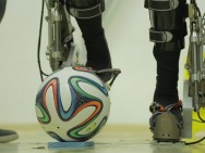 Pontapé inicial da Copa 2014 será dado por paraplégico usando veste robótica