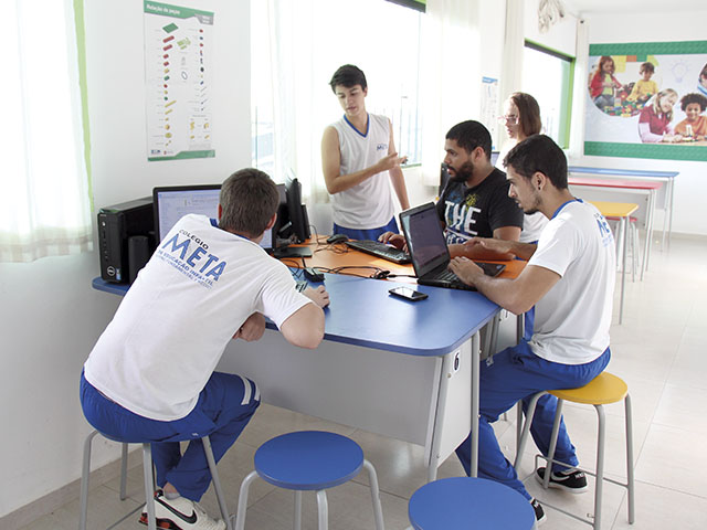 Alunos se reúnem e preparam para grande final
