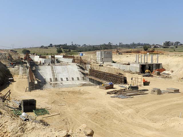 Barragem deverá ficar pronta em 2015 e terá capacidade de represar 880 milhões de litros de água. 