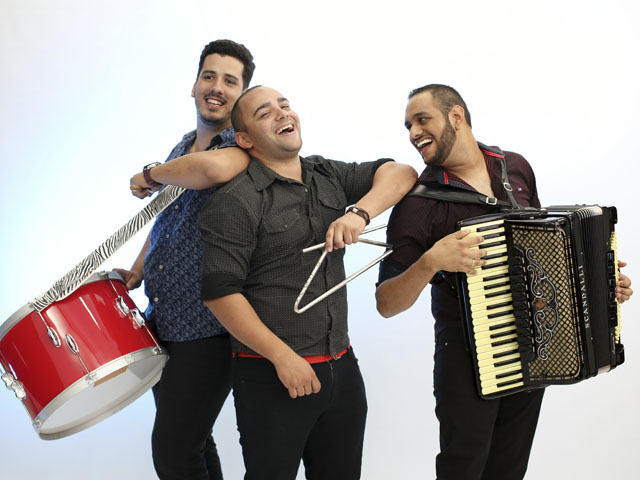 Formado pelos músicos Gustavo Moreno, Bruno Montoya e Cleber Gonzaga, o Trio tem como marca apresentar o Forró Pé de Serra