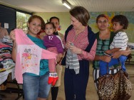 Famílias da Área Cura, recebem doações da ‘Campanha do Agasalho’