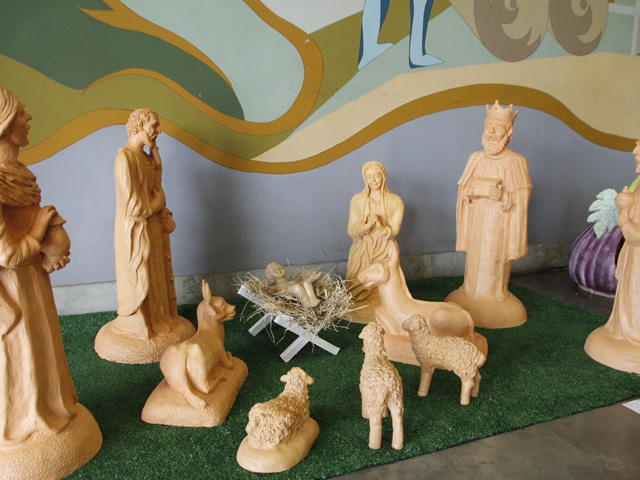 O presépio é composto por cinco figuras, entre elas José e Maria, cinco animais e o Menino Jesus
