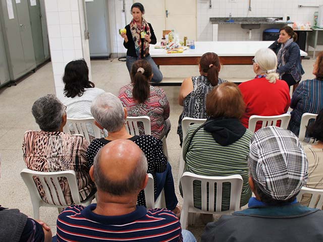 Idosos portadores de diabetes que estão aprendendo a fazer receitas saudáveis