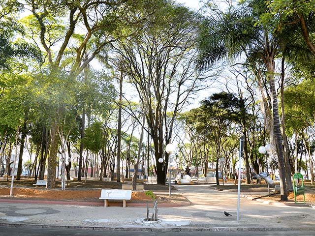 Projeto de revitalização da praça ainda inclui obras de reparo do piso