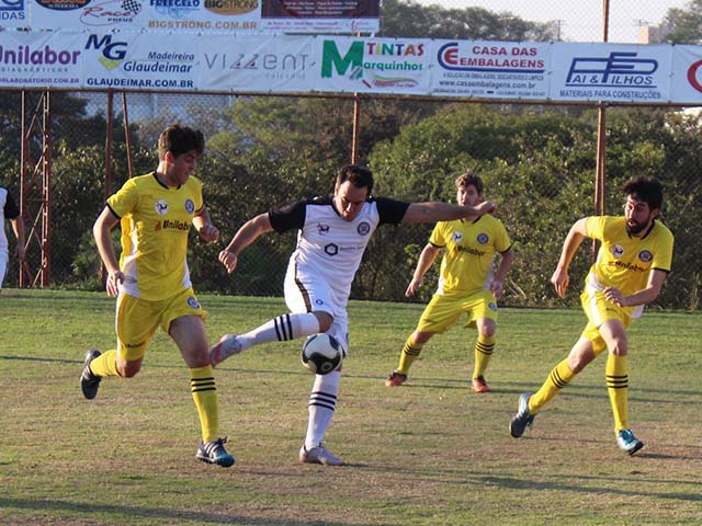 As equipes Escritório Central Contabilidade/Voga Arquitetura e Unilabor disputam o campeonato pela categoria Adulto