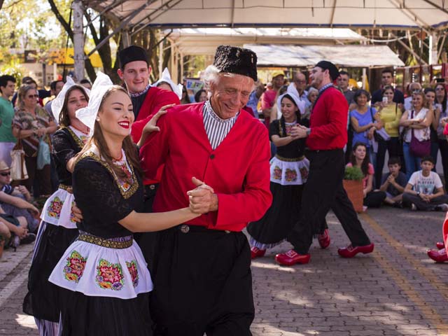Danças típicas Holandesas acontecem por todo o parque da Expoflora 