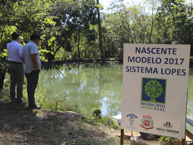 Prefeito Bill visita nascente do sítio de Silvio de Campos