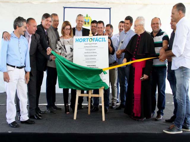 Prefeito Angelo Perugini inaugurou prédio, que abriga 16 serviços públicos