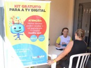 Mais de 1.800 famílias de baixa renda recebem kit de TV digital