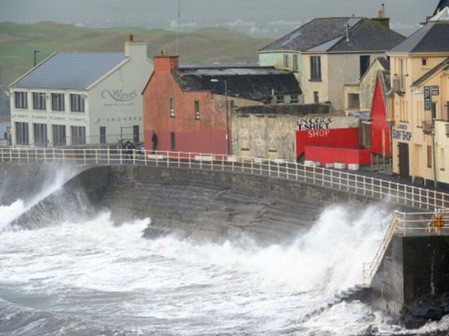 Tempestade Ofelia chega pelo Oceano Atlântico à costa da Irlanda. Na foto, a cidade de Lahinch, no condado de Clare