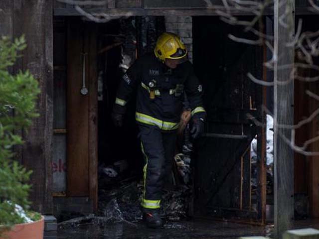 Mais de 70 bombeiros levaram cerca de três horas para combater um incêndio que atingiu o Zoológico de Londres na manhã deste sábado