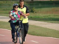 Escola do Pedala ensina população a andar de bicicleta