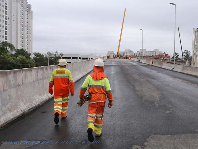 Trabalhadores caminham por obras do Complexo Viário Jundiaí