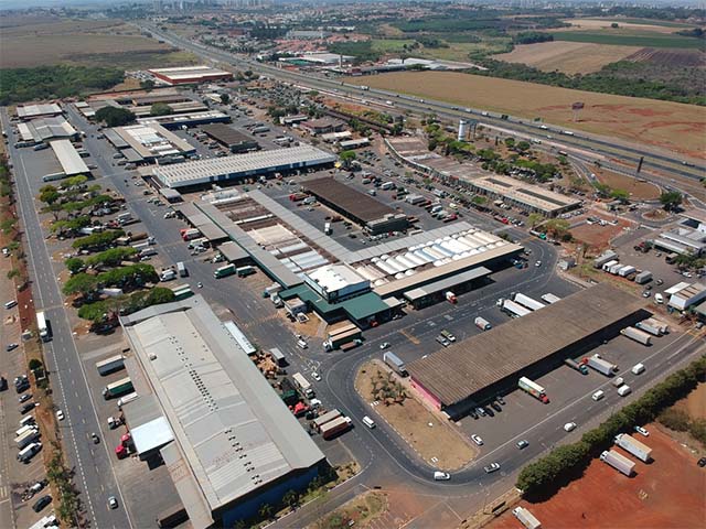 Área externa da Ceasa Campinas: 43 aniversário