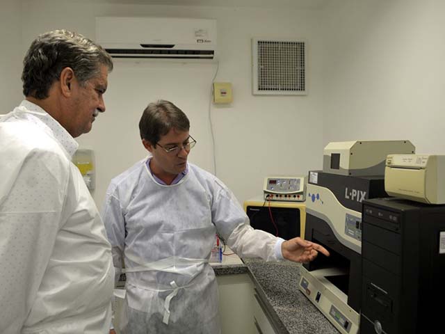Na visita ao local, o secretário Francisco Jardim conheceu as instalações do Laboratório de Controle Microbiológico