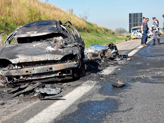 Os dois ocupantes da moto morreram na hora e a terceira vítima morreu carbonizada