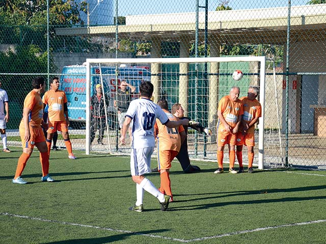 Um dos gols da vitória de 5 a 2 do Maximus Vistoria (branco) contra o Verona Restaurante, que garantiu a vaga na semifinal dos Veteranos