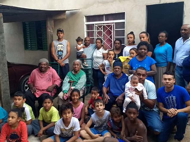 Fabiano Moreira Gomes (ao centro) com a família: reencontro em Olímpia