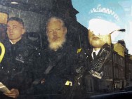 Assange é acusado de usar embaixada 