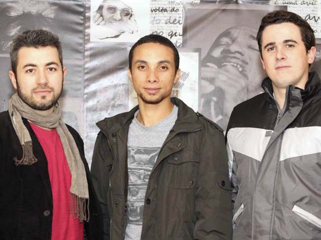 O Trio a Vácuo é formado por: Evandro Marcolino (guitarra, violão e bandolim), Digo Ferreira (baixo e violão 7 cordas) e Elvis Toledo (bateria).