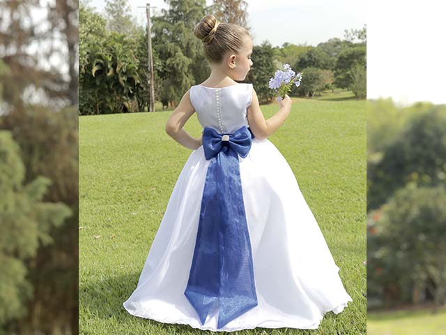 Daminha -  O vestido da daminha é clássico e moderno e produzido com forro de zibeline, organza cristal com aplicação de renda bordada e fechamento das costas com pérolas