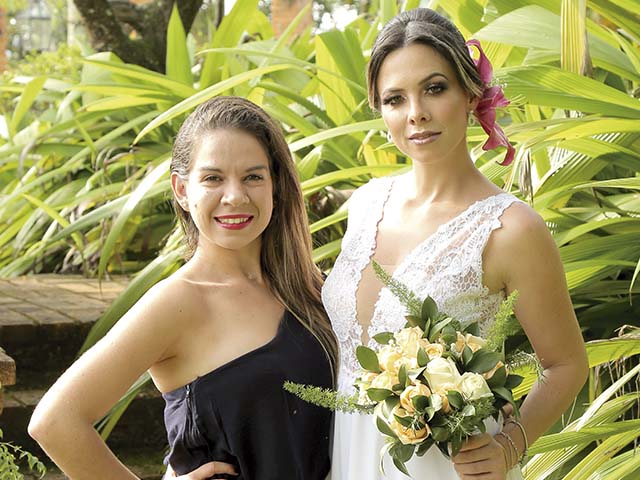 Estilista - Naely Felix iniciou sua carreira de estilista aos 16 anos e possui curso técnico de design de moda, desenho de moda, faculdade de design de moda e negócios. Todos os cursos foram feitos em