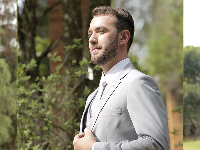 Noivo - O terno do noivo cria a imagem do homem moderno e elegante e faz parte da nova coleção da Angelo Vertti. No modelo Slim Sip, o terno possui dois botões. A camisa, a gravata e o sapato também s