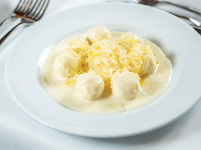 Um dos pratos do Buffet Italiano é o Nhoque recheado com queijo cremoso e servido com molho Alfredo Di Roma 