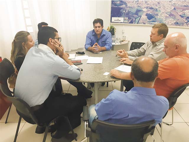 Robenilton de Oliveira Lima, o Dothe, e sua equipe reunidos com representantes da empresa na tarde da última quarta-feira