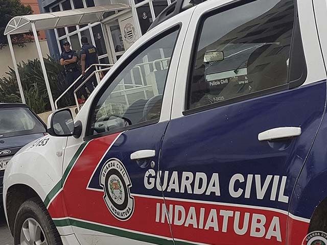 Ao averiguarem o local, os guardas encontraram uma sacola, dentro de uma lixeira, com 72 microtubos cheios de cocaína e R$195,00.