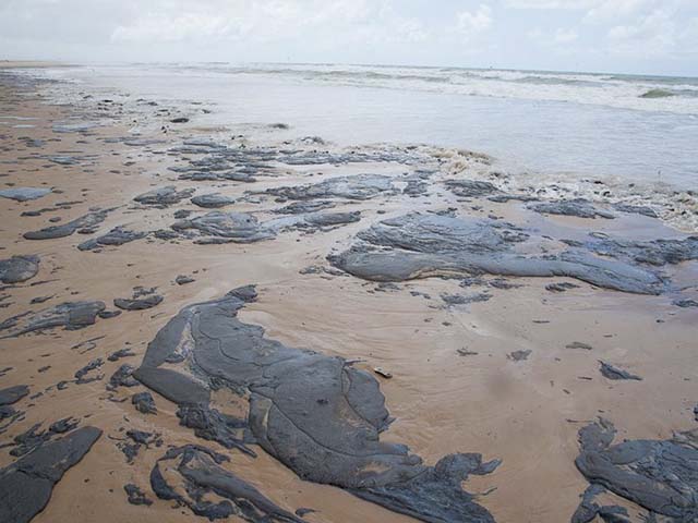 Blocos de petróleo bruto misturado à areia e a outros materiais foram encontrados por banhistas