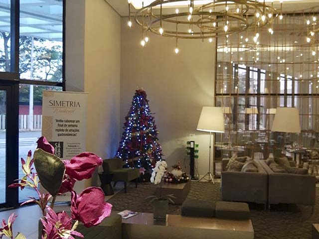 Lobby do hotel decorado para as festas de final do ano