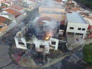 Incêndio destrói fábrica de velas em Capivari