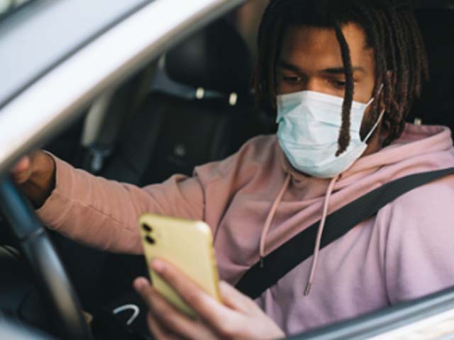 Clientes permanecem no carro durante a exibição e podem fazer pedidos de alimentação por aplicativo