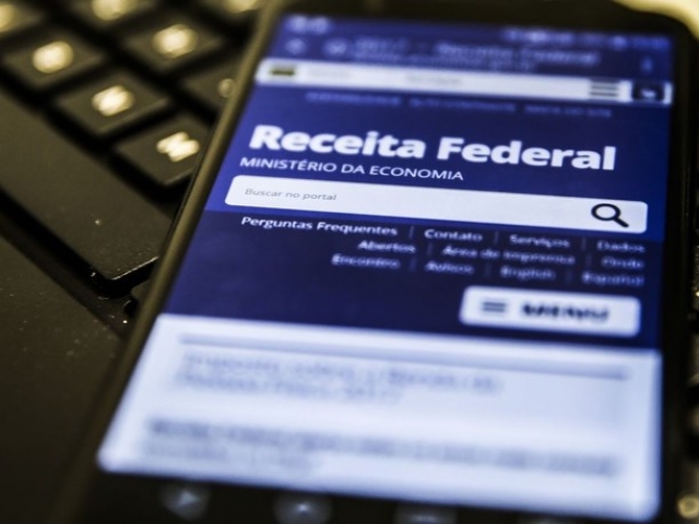 A Receita Federal informou que o cronograma de restituição do Imposto de Renda foi mantido