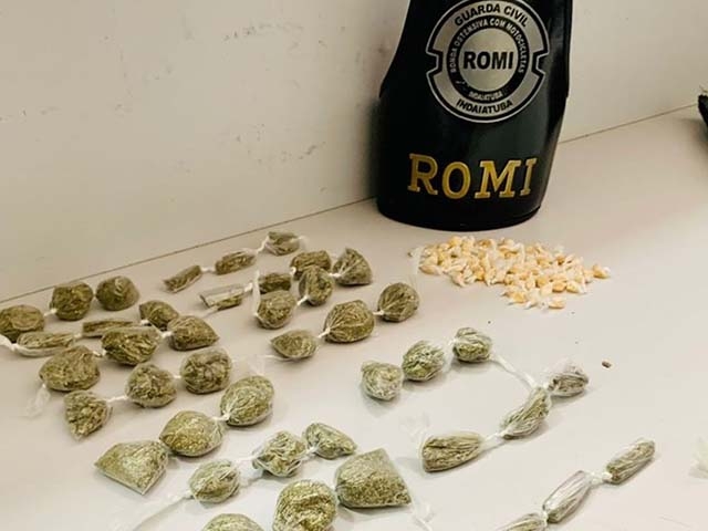 Dentro de uma sacola foram localizadas 54 porções de maconha e 70 pedras de crack