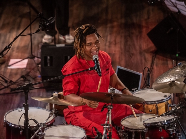 Otis com seu principal instrumento, a bateria. Atua ainda como produtor musical a arte-educador