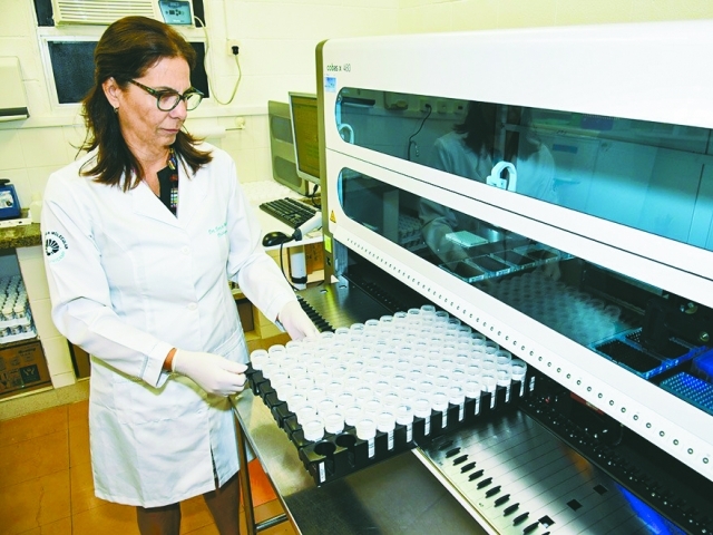 Trabalho técnico no equipamento Cobas 480 da Unicamp para detecção do HPV