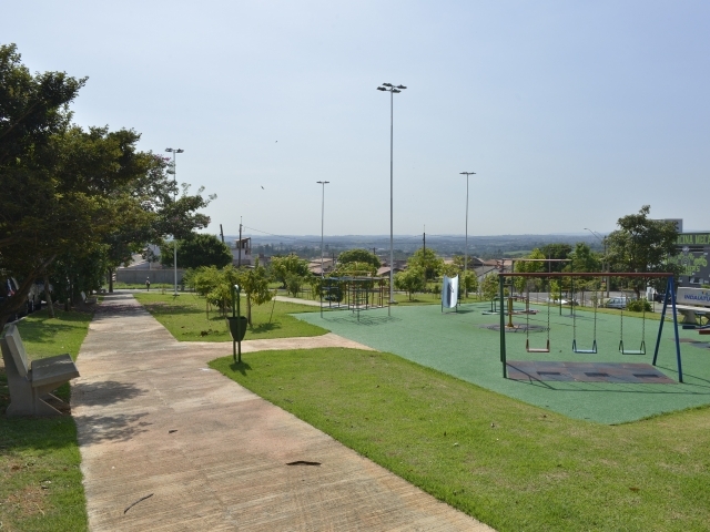 Praça oferece um playground, equipamentos de aquecimento para atividades físicas, meia quadra de basquete, paisagismo e calçamento