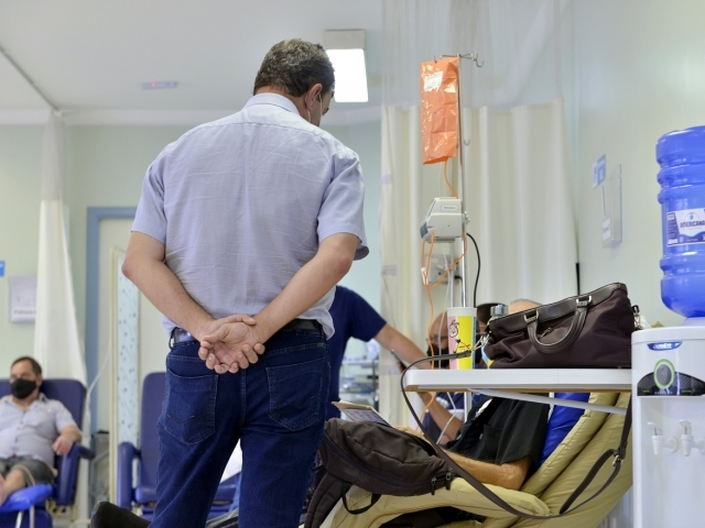 As primeiras quatro sessões pelo SUS foram realizadas na tarde de quarta na Sala de Infusão do Hospital Augusto de Oliveira Camargo